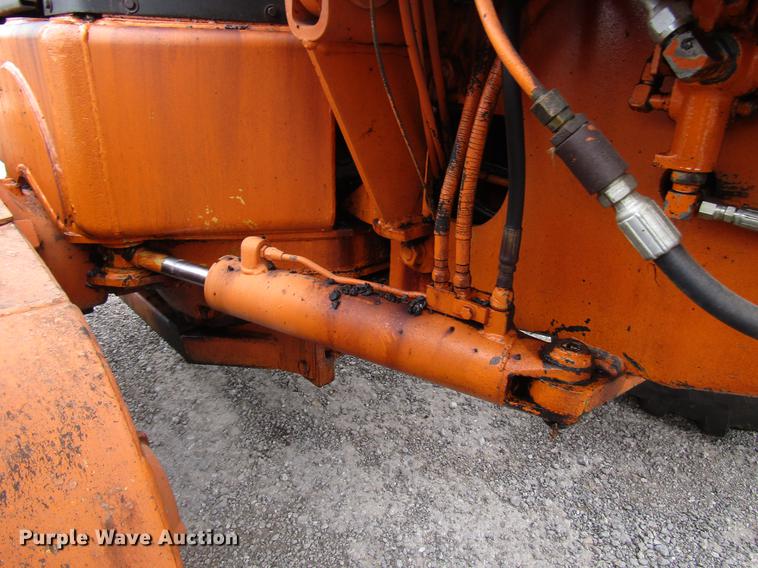 image for item DF7951 1977 John Deere 570A motor grader