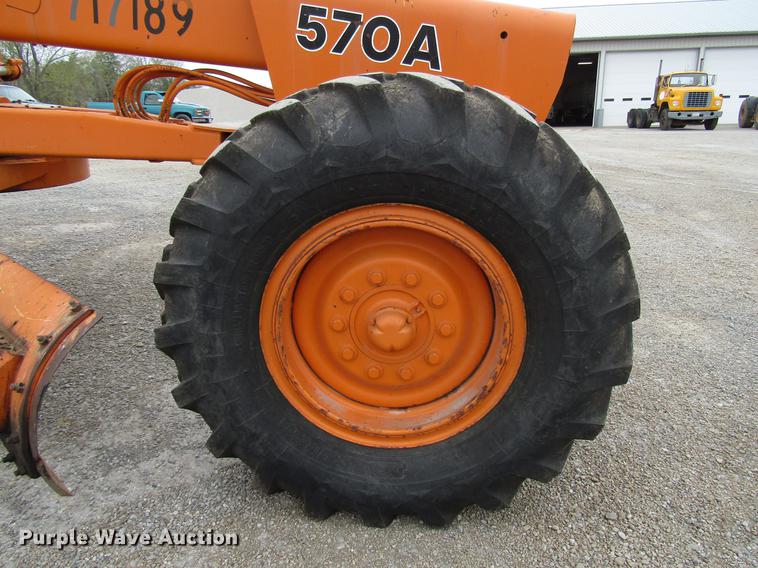 image for item DF7951 1977 John Deere 570A motor grader