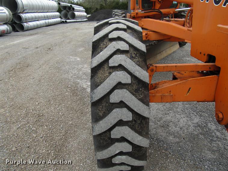 image for item DF7951 1977 John Deere 570A motor grader