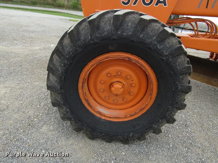 image for item DF7951 1977 John Deere 570A motor grader