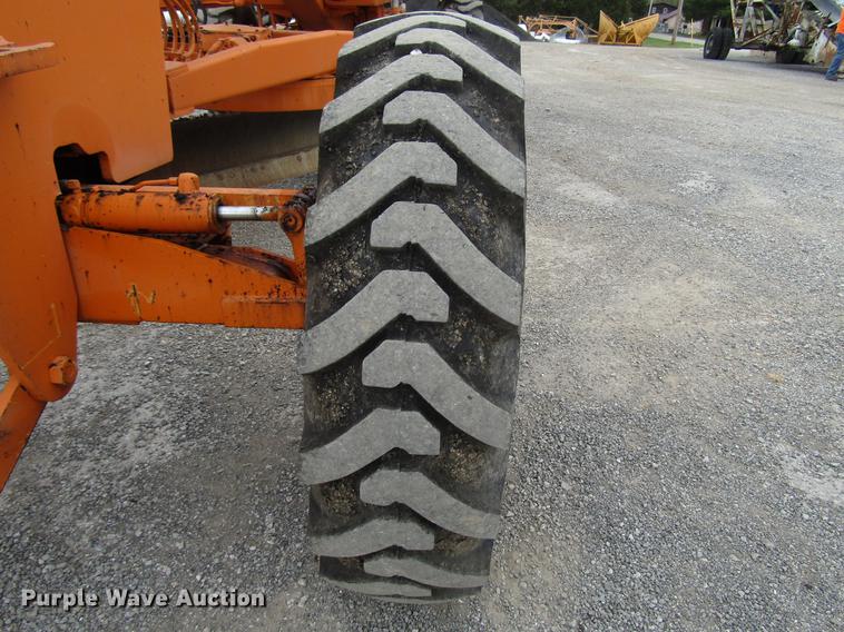 image for item DF7951 1977 John Deere 570A motor grader