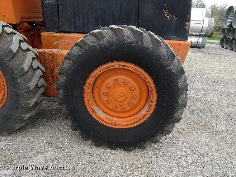 image for item DF7951 1977 John Deere 570A motor grader