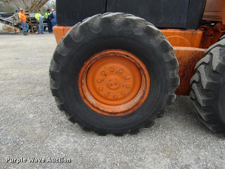 image for item DF7951 1977 John Deere 570A motor grader