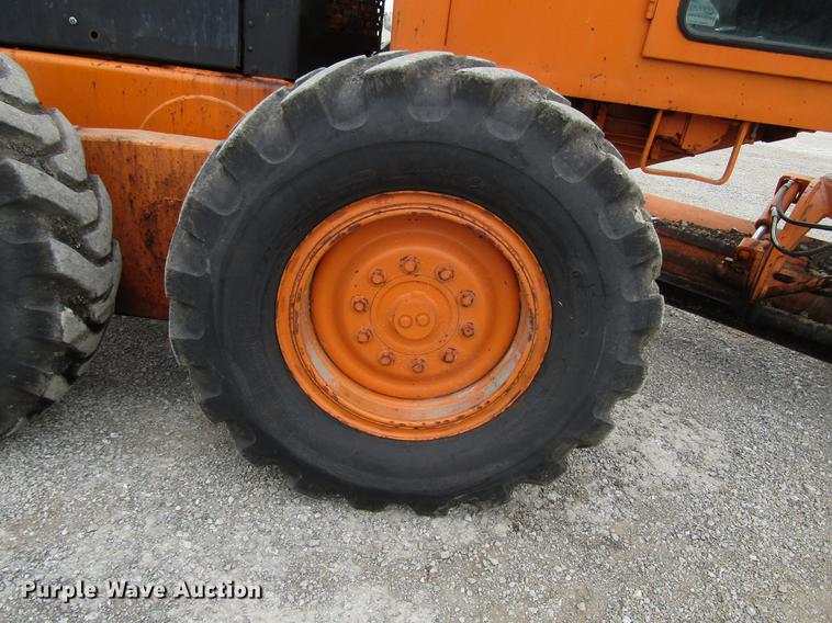 image for item DF7951 1977 John Deere 570A motor grader