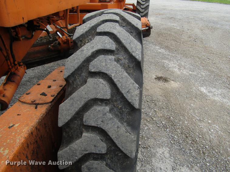 image for item DF7951 1977 John Deere 570A motor grader