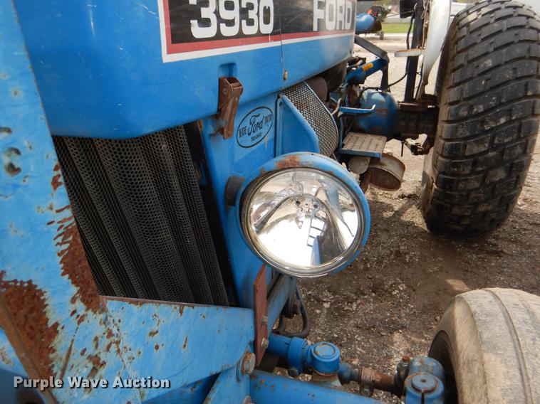 image for item DG0987 1993 Ford 3930 tractor
