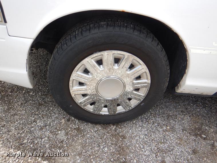 image for item DI9437 2005 Ford Crown Victoria Police Interceptor