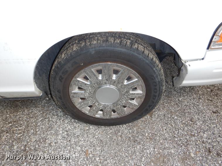 image for item DI9437 2005 Ford Crown Victoria Police Interceptor