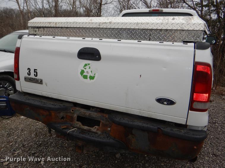 image for item DI9443 2005 Ford F250 Super Duty XL pickup truck