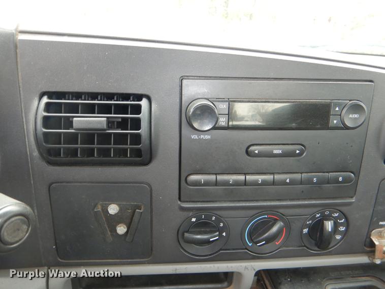 image for item DI9443 2005 Ford F250 Super Duty XL pickup truck