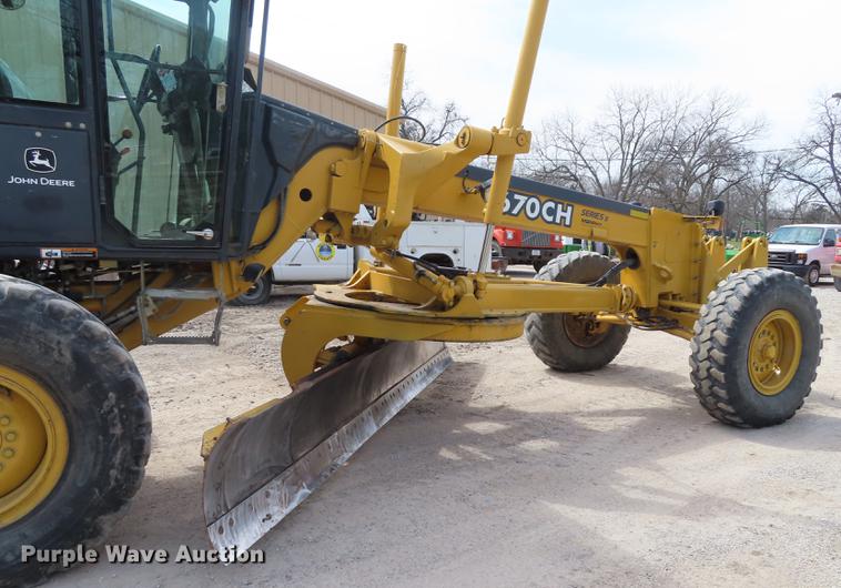 image for item DN9036 2004 John Deere 670CH motor grader