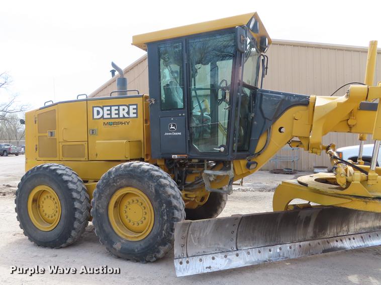 image for item DN9036 2004 John Deere 670CH motor grader