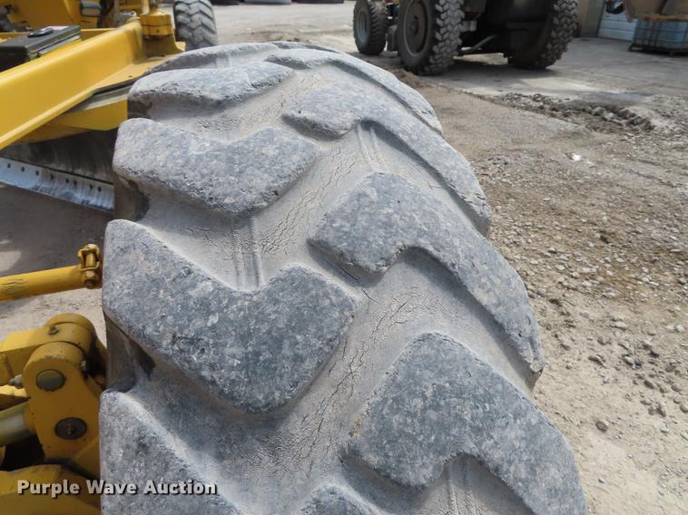 image for item DN9036 2004 John Deere 670CH motor grader