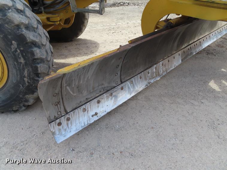 image for item DN9036 2004 John Deere 670CH motor grader