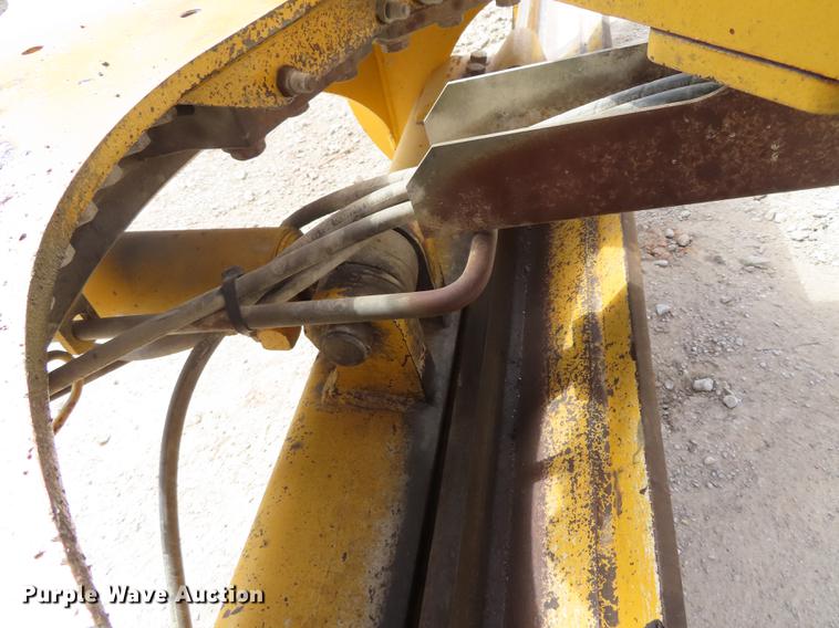 image for item DN9036 2004 John Deere 670CH motor grader