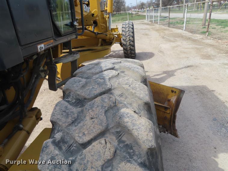 image for item DN9036 2004 John Deere 670CH motor grader