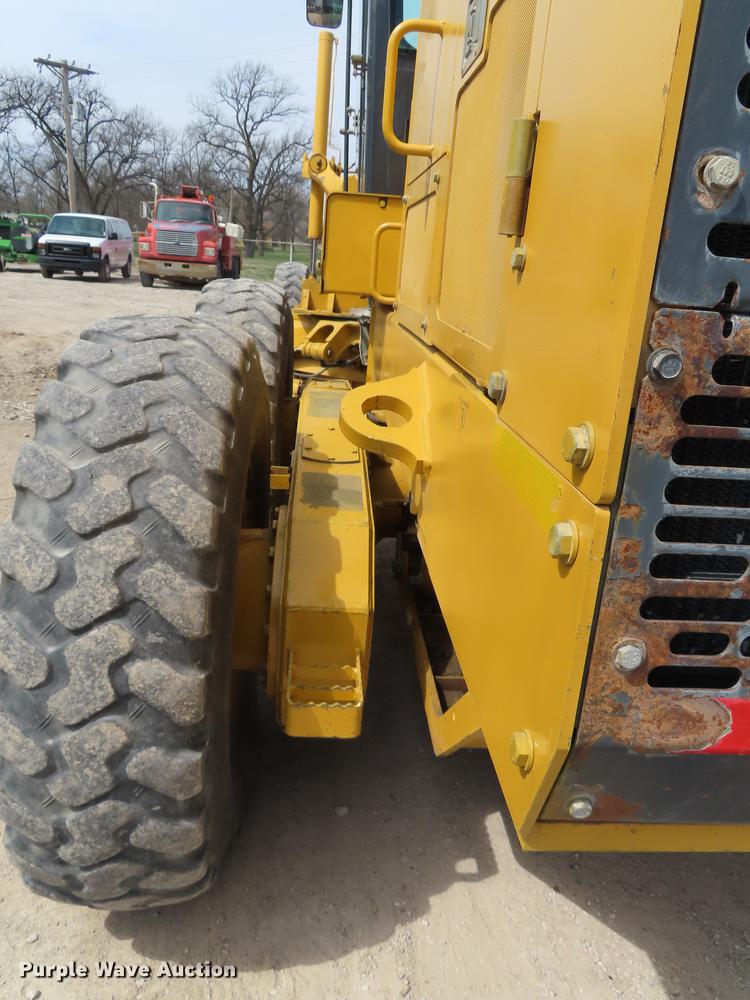 image for item DN9036 2004 John Deere 670CH motor grader