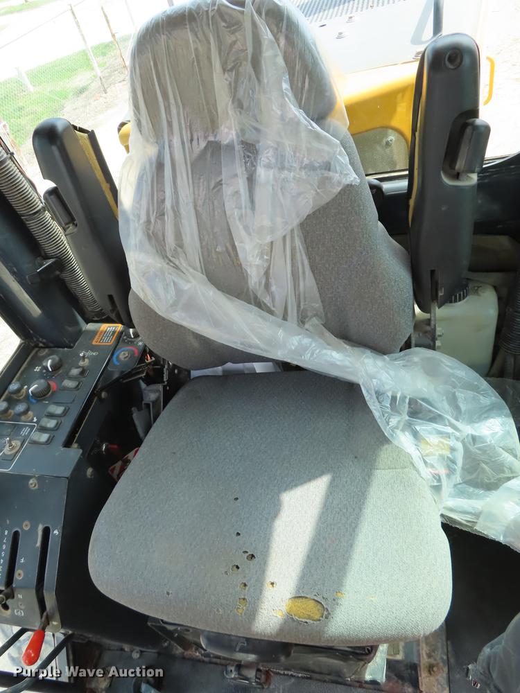 image for item DN9036 2004 John Deere 670CH motor grader