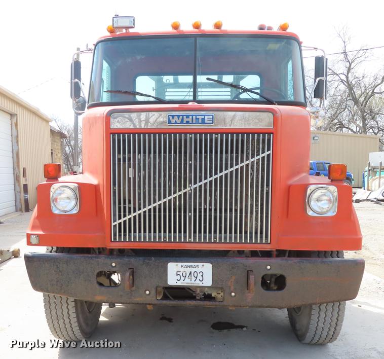 image for item DN9037 1986 Volvo White semi truck