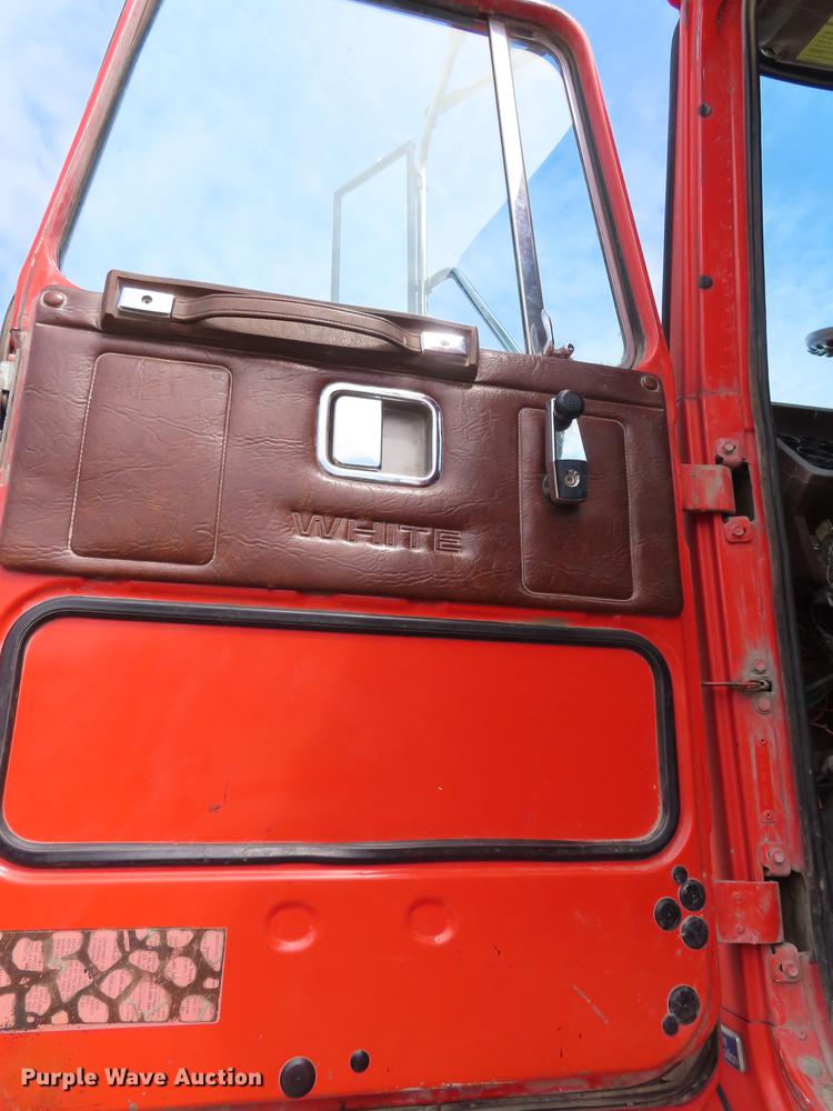 image for item DN9037 1986 Volvo White semi truck