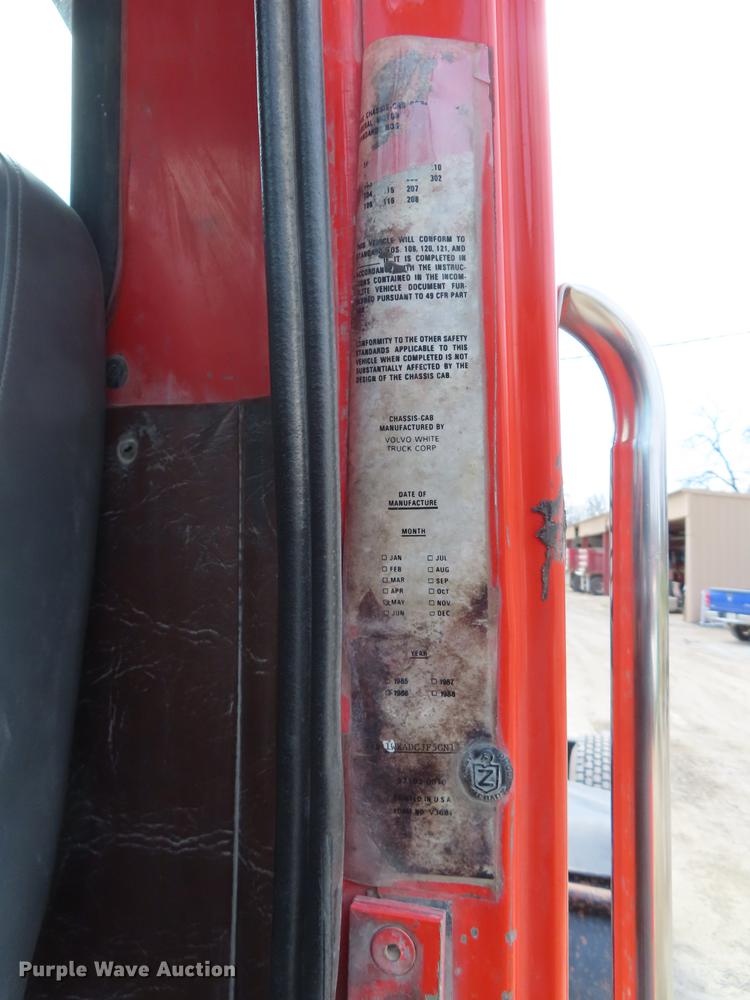 image for item DN9037 1986 Volvo White semi truck