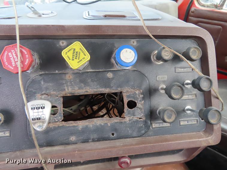 image for item DN9037 1986 Volvo White semi truck