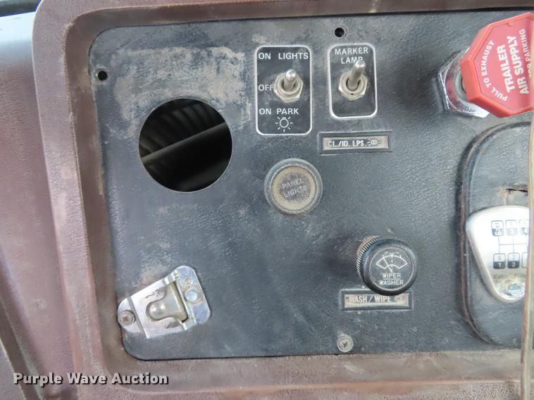 image for item DN9037 1986 Volvo White semi truck