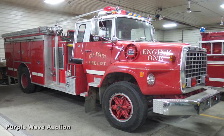 image for item DX9164 1983 Ford F800 fire truck