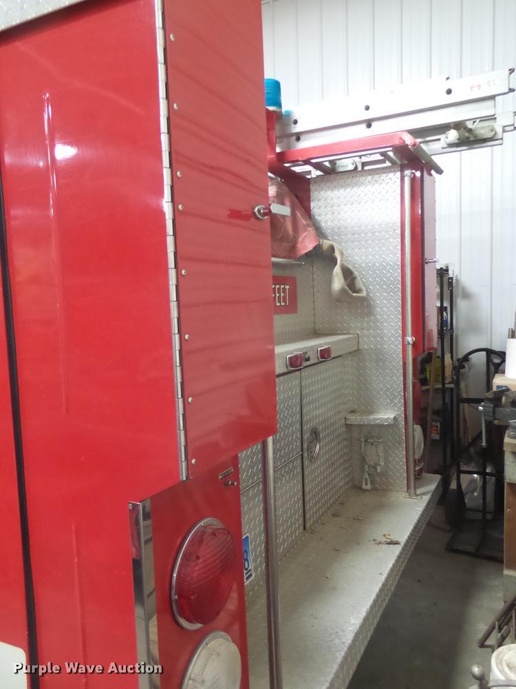 image for item DX9164 1983 Ford F800 fire truck