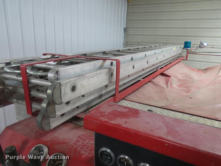 image for item DX9164 1983 Ford F800 fire truck