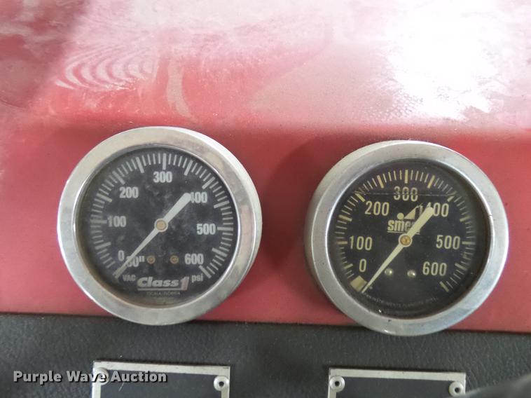 image for item DX9164 1983 Ford F800 fire truck