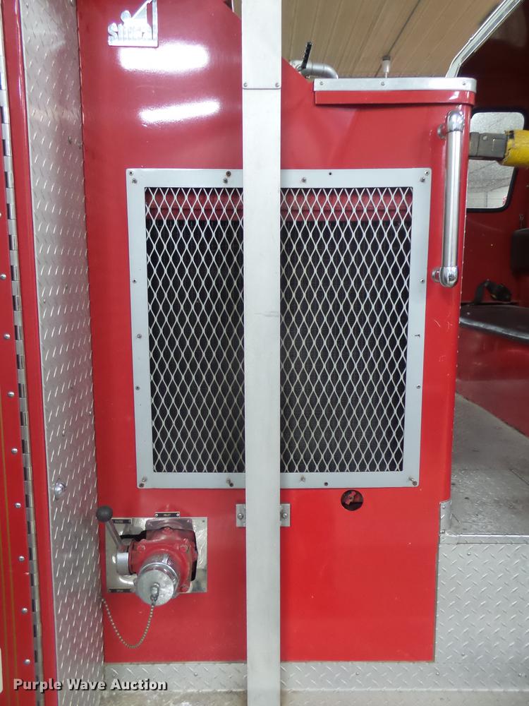 image for item DX9164 1983 Ford F800 fire truck