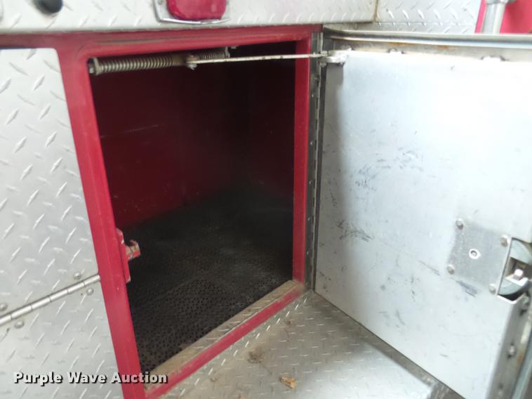 image for item DX9164 1983 Ford F800 fire truck