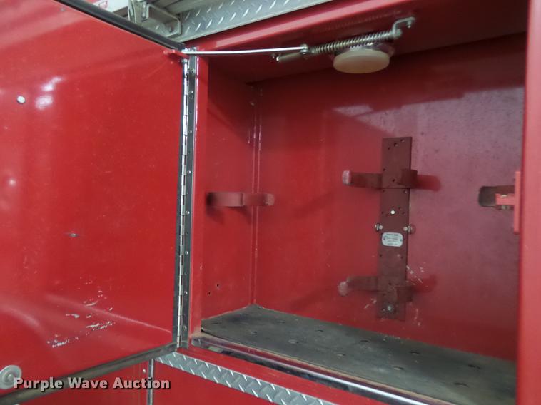 image for item DX9164 1983 Ford F800 fire truck