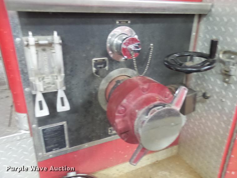 image for item DX9164 1983 Ford F800 fire truck