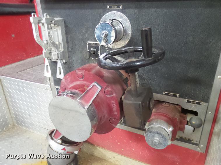 image for item DX9164 1983 Ford F800 fire truck