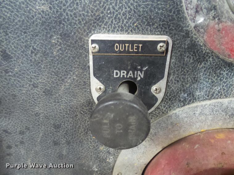 image for item DX9164 1983 Ford F800 fire truck