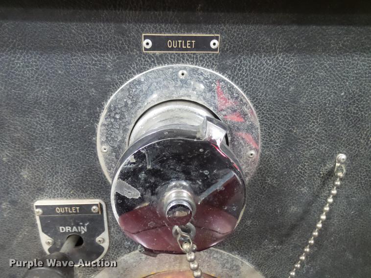 image for item DX9164 1983 Ford F800 fire truck