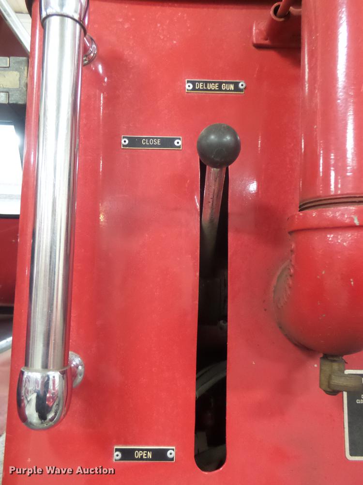 image for item DX9164 1983 Ford F800 fire truck