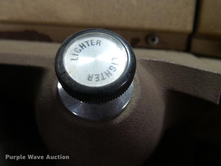 image for item DX9164 1983 Ford F800 fire truck