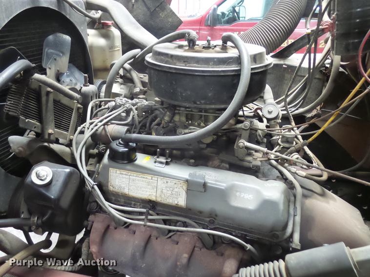 image for item DX9164 1983 Ford F800 fire truck