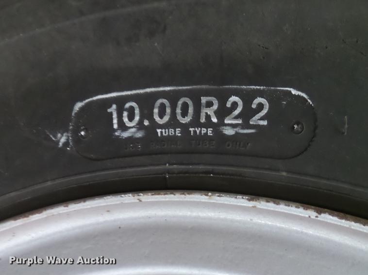 image for item DX9164 1983 Ford F800 fire truck