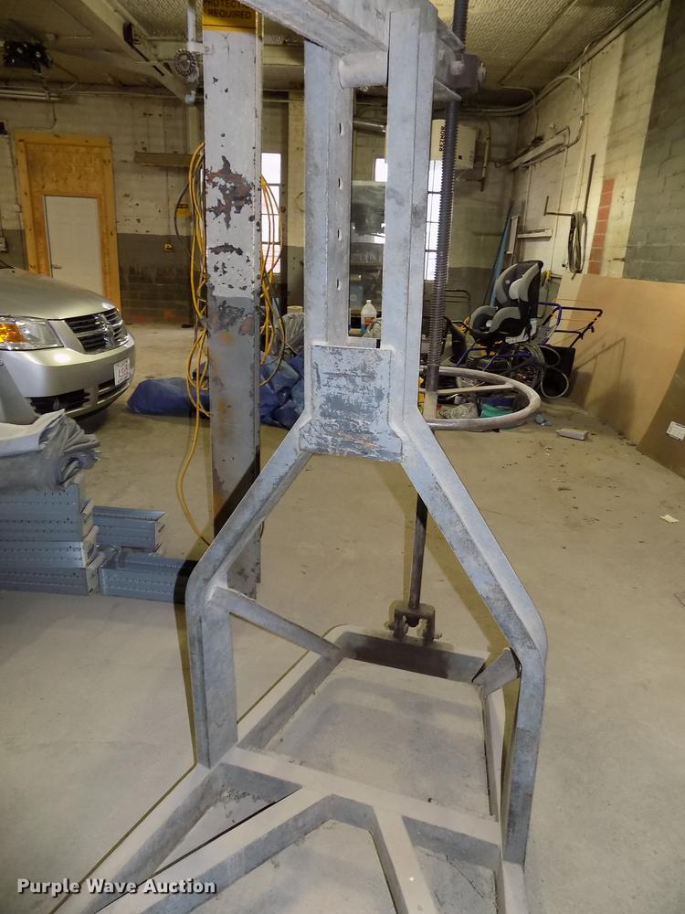 image for item DZ9678 Engine hoist