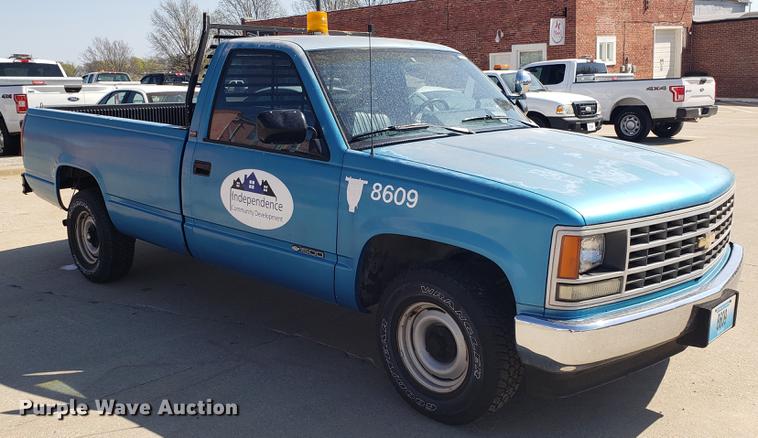 image for item EN9879 1991 Chevrolet C1500 pickup truck