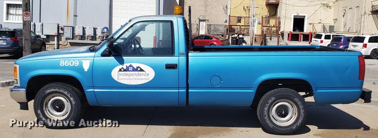 image for item EN9879 1991 Chevrolet C1500 pickup truck