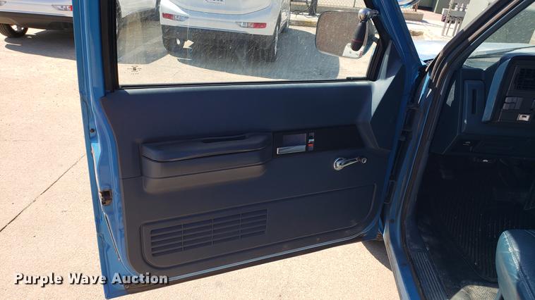 image for item EN9879 1991 Chevrolet C1500 pickup truck