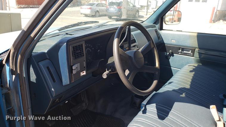 image for item EN9879 1991 Chevrolet C1500 pickup truck