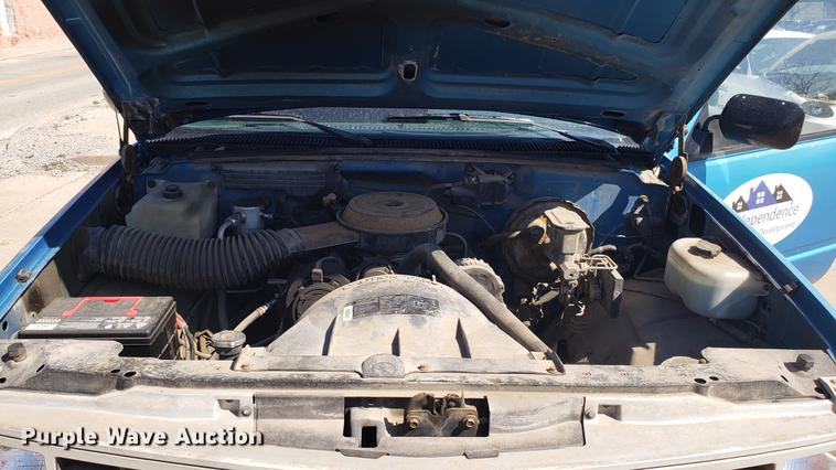 image for item EN9879 1991 Chevrolet C1500 pickup truck