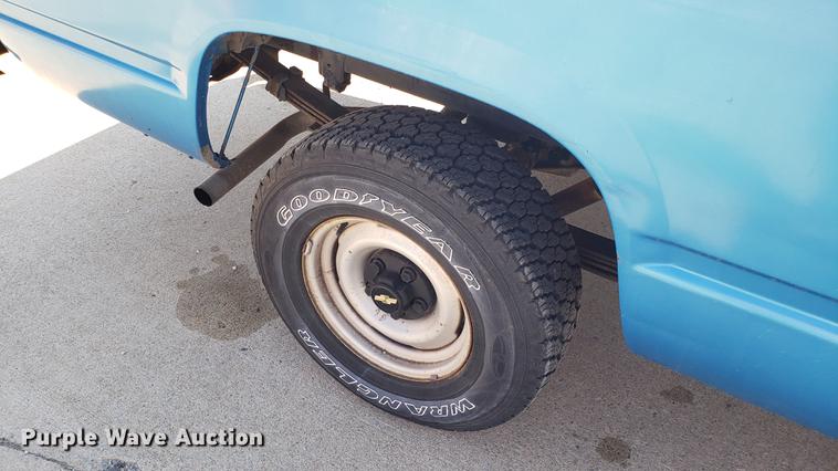 image for item EN9879 1991 Chevrolet C1500 pickup truck
