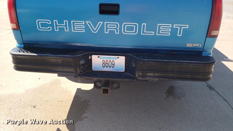 image for item EN9879 1991 Chevrolet C1500 pickup truck